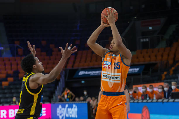 而在另一边 而在另一边